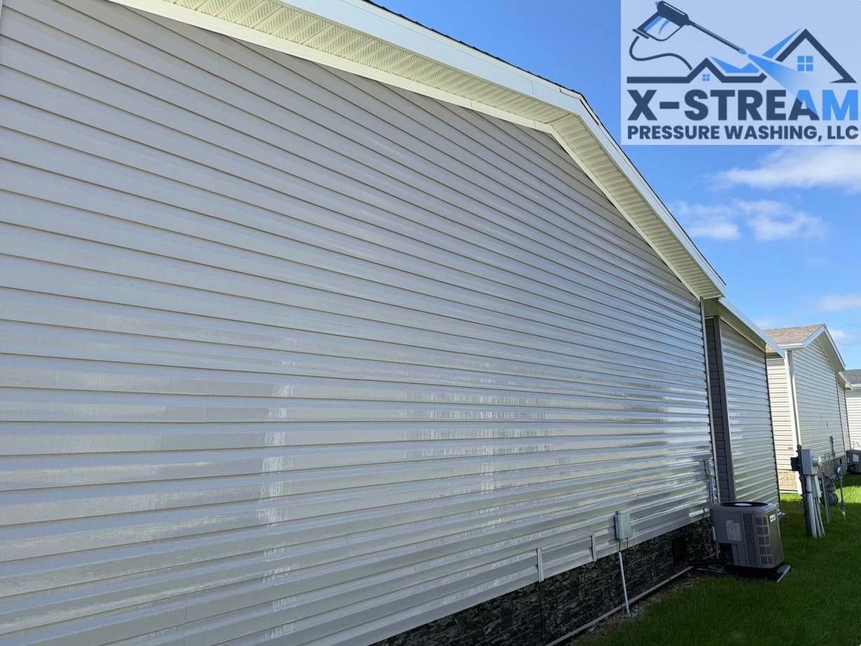Residential Vinyl Siding Soft Wash Services in Chesterfield, MI